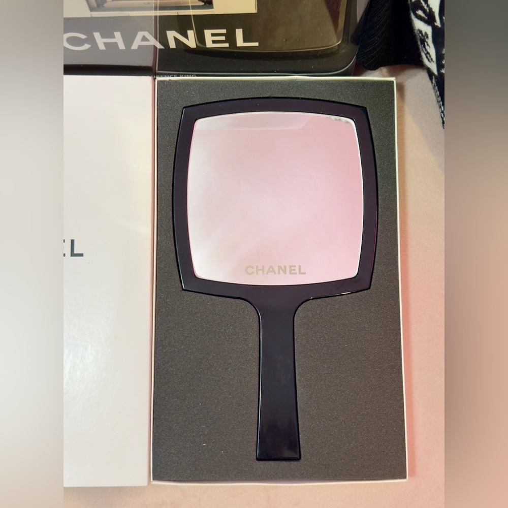 ❤️🔥 LOW START - Vintage Chanel Hand Mirror - Picture 3 of 4